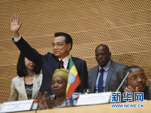 5月5日，中國國務(wù)院總理李克強在位于亞的斯亞貝巴的非洲聯(lián)盟總部發(fā)表題為《開創(chuàng)中非合作更加美好的未來》的演講。這是李克強步入會場時向聽眾揮手致意。新華社記者 李學(xué)仁 攝 