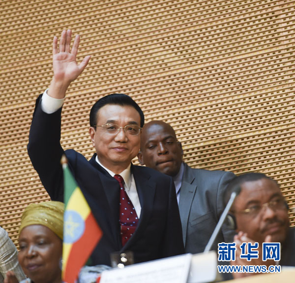 5月5日，中國國務(wù)院總理李克強在位于亞的斯亞貝巴的非洲聯(lián)盟總部發(fā)表題為《開創(chuàng)中非合作更加美好的未來》的演講。這是李克強步入會場時向聽眾揮手致意。新華社記者 李學(xué)仁 攝 