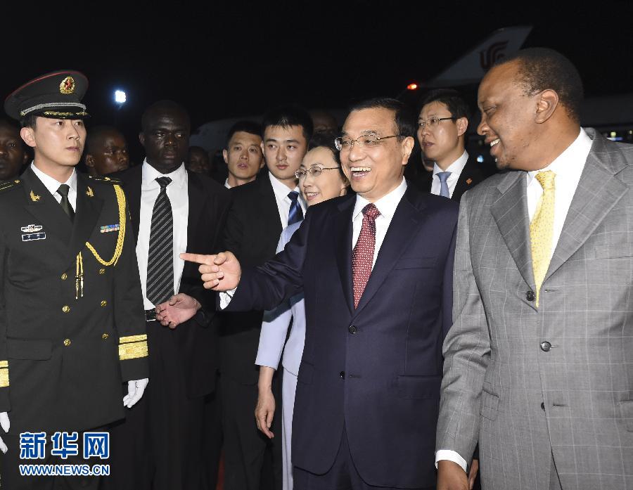 5月9日，應肯尼亞總統肯雅塔邀請，中國國務院總理李克強乘專機抵達內羅畢肯雅塔國際機場，開始對肯尼亞進行正式訪問。李克強總理夫人程虹同機抵達。肯尼亞總統肯雅塔和副總統魯托率肯政府高級官員到機場迎接。新華社記者 李學仁 攝 