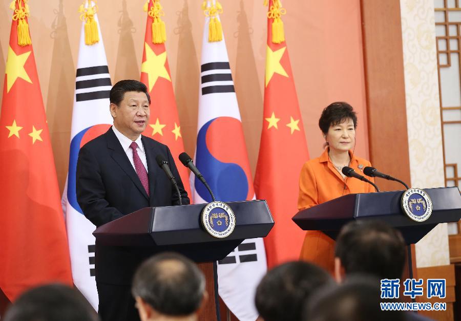 7月3日，國家主席習(xí)近平在首爾同韓國總統(tǒng)樸槿惠舉行會談。會談后，兩國元首共同會見記者。 新華社記者姚大偉攝