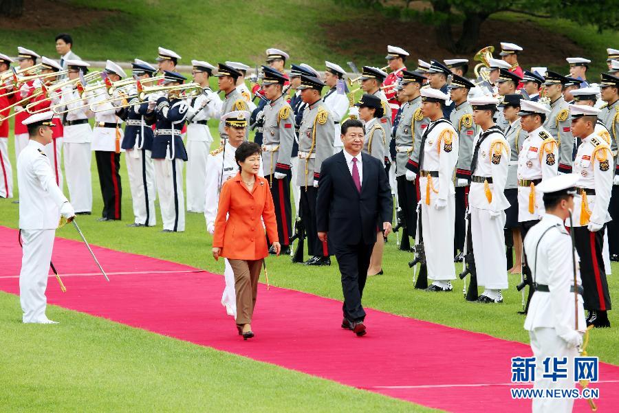 7月3日，國家主席習(xí)近平在首爾同韓國總統(tǒng)樸槿惠舉行會談。會談前，樸槿惠在青瓦臺總統(tǒng)府為習(xí)近平舉行隆重歡迎儀式。 新華社記者姚大偉攝