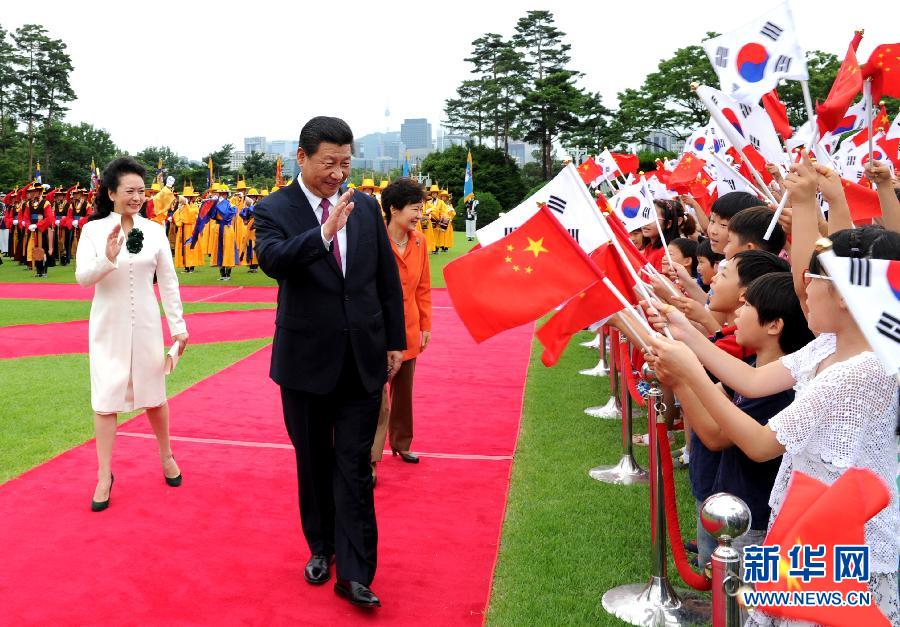7月3日，國家主席習(xí)近平在首爾同韓國總統(tǒng)樸槿惠舉行會談。會談前，樸槿惠在青瓦臺總統(tǒng)府為習(xí)近平舉行隆重歡迎儀式。 新華社記者饒愛民攝 