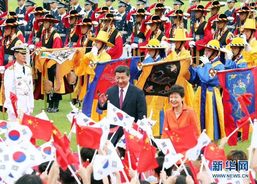 7月3日，國家主席習(xí)近平在首爾同韓國總統(tǒng)樸槿惠舉行會談。會談前，樸槿惠在青瓦臺總統(tǒng)府為習(xí)近平舉行隆重歡迎儀式。 新華社記者姚大偉攝 