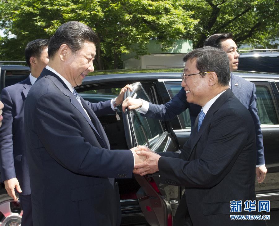 7月4日，國(guó)家主席習(xí)近平在韓國(guó)國(guó)立首爾大學(xué)發(fā)表題為《共創(chuàng)中韓合作未來　同襄亞洲振興繁榮》的重要演講。這是首爾大學(xué)校長(zhǎng)吳然天迎接習(xí)近平主席。新華社記者 謝環(huán)馳 攝 