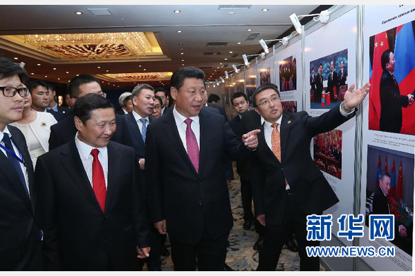 8月22日,國(guó)家主席習(xí)近平在烏蘭巴托與蒙古國(guó)總理阿勒坦呼亞格共同出席中蒙經(jīng)貿(mào)合作回顧展開幕式。 新華社記者 龐興雷 攝 8月22日,國(guó)家主席習(xí)近平在烏蘭巴托與蒙古國(guó)總理阿勒坦呼亞格共同出席中蒙經(jīng)貿(mào)合作回顧展開幕式。 新華社記者 龐興雷 攝
