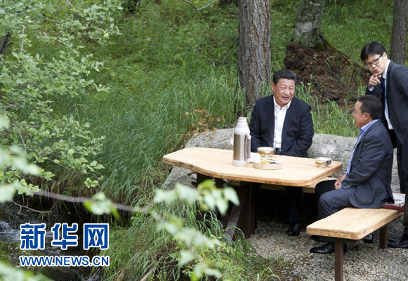 8月22日，國家主席習(xí)近平同蒙古國總統(tǒng)額勒貝格道爾吉在烏蘭巴托市郊的總統(tǒng)官邸再次會晤。這是習(xí)近平同額勒貝格道爾吉會晤后在溪畔飲茶。新華社記者 黃敬文 攝