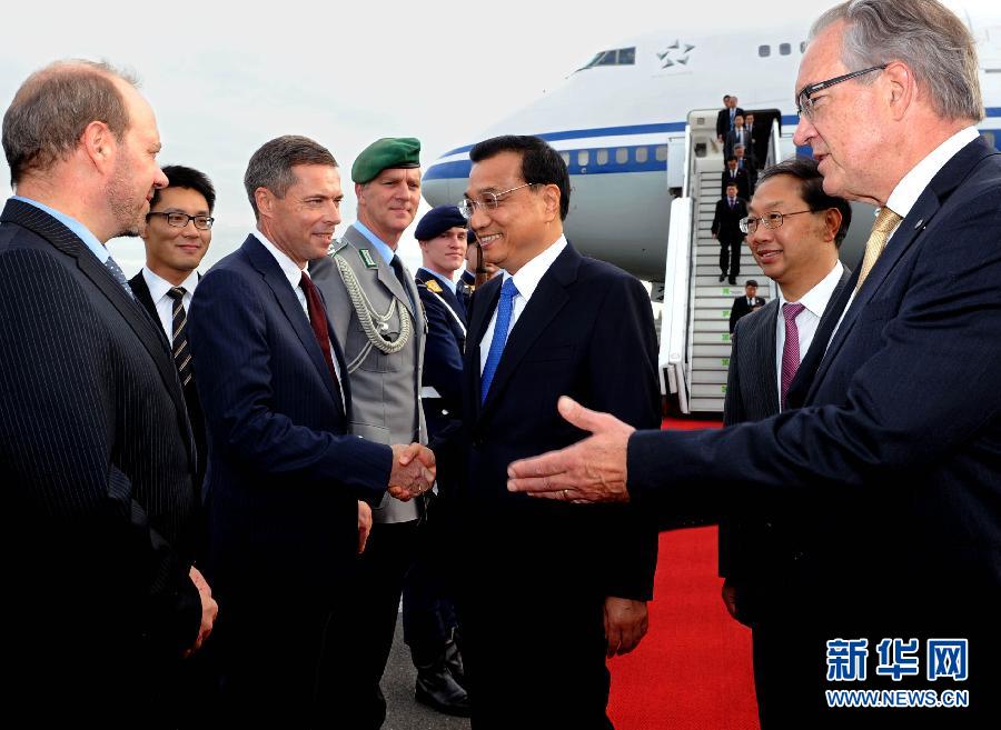 10月9日,國務院總理李克強抵達柏林開始對德國進行正式訪問。德國政府高級官員到機場迎接。 新華社記者 饒愛民 攝 10月9日,國務院總理李克強抵達柏林開始對德國進行正式訪問。德國政府高級官員到機場迎接。 新華社記者 饒愛民 攝