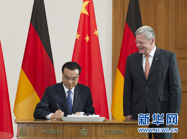 10月10日，國務(wù)院總理李克強(qiáng)在柏林會見德國總統(tǒng)高克。這是李克強(qiáng)總理在高克總統(tǒng)的陪同下在貴賓簿上簽字。 新華社記者 王曄 攝 