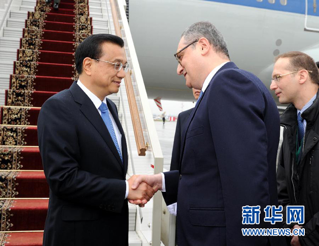 10月12日，中國國務院總理李克強乘專機抵達莫斯科，開始對俄羅斯進行正式訪問并舉行中俄總理第十九次定期會晤。俄羅斯聯(lián)邦政府高級官員到機場迎接李克強總理。新華社記者 饒愛民 攝