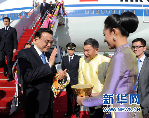 12月19日，中國國務(wù)院總理李克強抵達曼谷，出席大湄公河次區(qū)域經(jīng)濟合作領(lǐng)導(dǎo)人第五次會議。新華社記者饒愛民攝