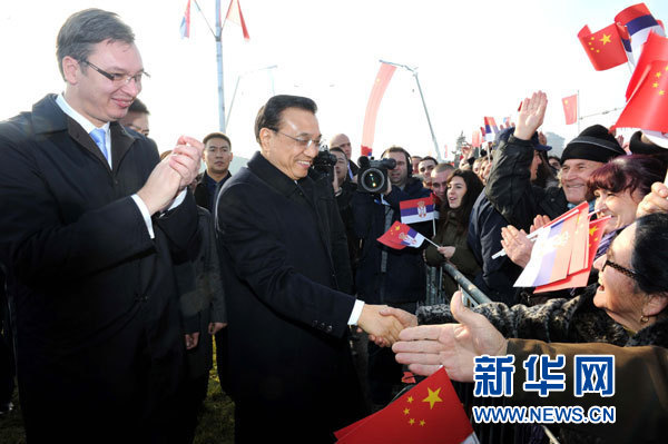 12月18日，中國國務(wù)院總理李克強(qiáng)在貝爾格萊德同塞爾維亞總理武契奇共同出席貝爾格萊德跨多瑙河大橋竣工儀式。這是李克強(qiáng)在儀式現(xiàn)場同塞爾維亞群眾親切握手。新華社記者 饒愛民 攝