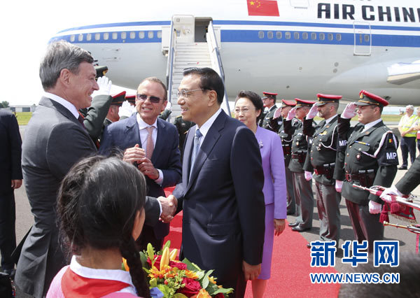 當地時間6月28日下午，經中歐雙方商定，國務院總理李克強乘專機抵達比利時首都布魯塞爾，出席第十七次中國歐盟領導人會晤。李克強總理夫人程虹同機抵達。歐盟和比利時政府高級官員到阿貝拉格機場迎接。新華社記者 龐興雷 攝 