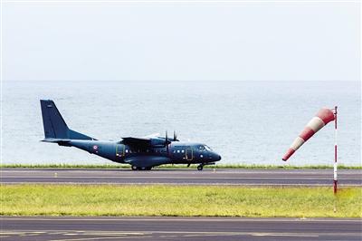 7日，法屬留尼汪島，法國軍事運輸機沿海岸搜尋MH370殘骸。