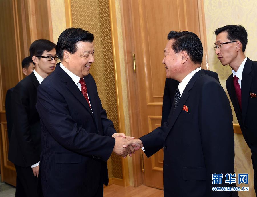 10月9日，在朝鮮進(jìn)行正式友好訪問的中共中央政治局常委、中央書記處書記劉云山與朝鮮勞動(dòng)黨中央政治局委員、中央書記崔龍海舉行會(huì)談。新華社記者 饒愛民 攝
