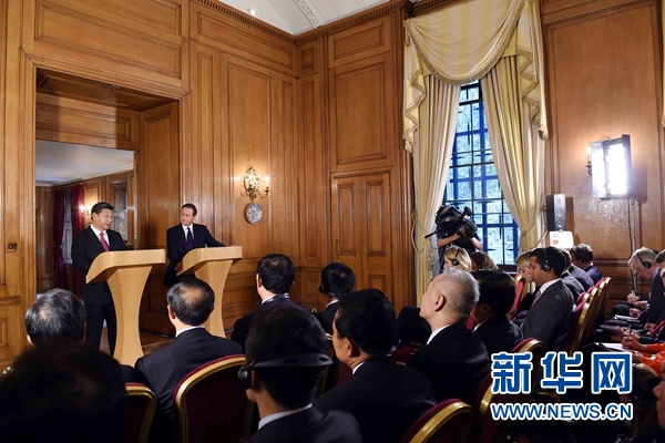 10月21日，國家主席習近平在倫敦唐寧街首相府同英國首相卡梅倫舉行會談。這是會談結束后，習近平和卡梅倫共同會見記者。 新華社記者 饒愛民 攝 