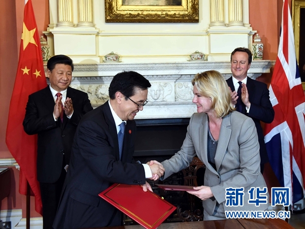 10月21日，國家主席習近平在倫敦唐寧街首相府同英國首相卡梅倫舉行會談。這是會談結束后，兩國領導人共同見證雙邊合作文件的簽署。新華社記者 饒愛民 攝 