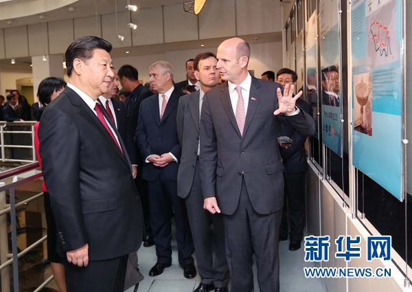 10月22日，國家主席習近平在倫敦參觀國際移動衛星公司。新華社記者 姚大偉 攝 