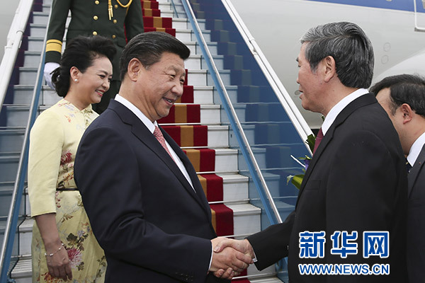 11月5日，中共中央總書記、國家主席習近平抵達越南首都河內，開始對越南進行國事訪問。這是越南高級官員到機場迎接習近平和夫人彭麗媛。新華社記者蘭紅光攝 