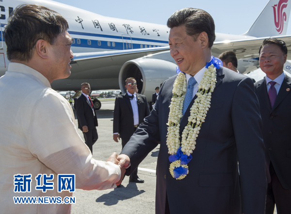 11月17日，國(guó)家主席習(xí)近平抵達(dá)菲律賓首都馬尼拉尼諾·阿基諾國(guó)際機(jī)場(chǎng)，出席即將舉行的亞太經(jīng)合組織第二十三次領(lǐng)導(dǎo)人非正式會(huì)議。菲律賓高級(jí)官員到機(jī)場(chǎng)迎接習(xí)近平主席。新華社記者李學(xué)仁攝
