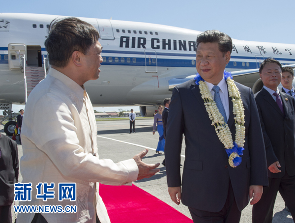 11月17日，國(guó)家主席習(xí)近平抵達(dá)菲律賓首都馬尼拉尼諾·阿基諾國(guó)際機(jī)場(chǎng)，出席即將舉行的亞太經(jīng)合組織第二十三次領(lǐng)導(dǎo)人非正式會(huì)議。菲律賓高級(jí)官員到機(jī)場(chǎng)迎接習(xí)近平主席。新華社記者李學(xué)仁攝