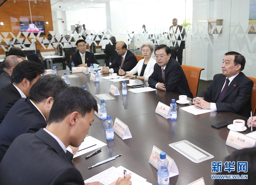 這是3月25日，張德江在肯尼亞首都內羅畢考察中央電視臺非洲分臺并接見中央媒體駐非洲機構負責人。 新華社記者馬占成攝