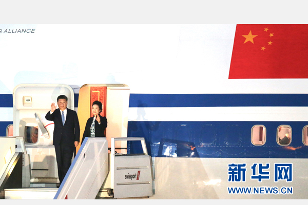 當地時間11月18日，國家主席習近平抵達利馬，出席亞太經合組織第二十四次領導人非正式會議并對秘魯共和國進行國事訪問。習近平和夫人彭麗媛受到秘魯副總統阿勞斯等熱情迎接。新華社記者 丁林 攝